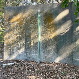 油山ピーク、三角点標識が折れていた