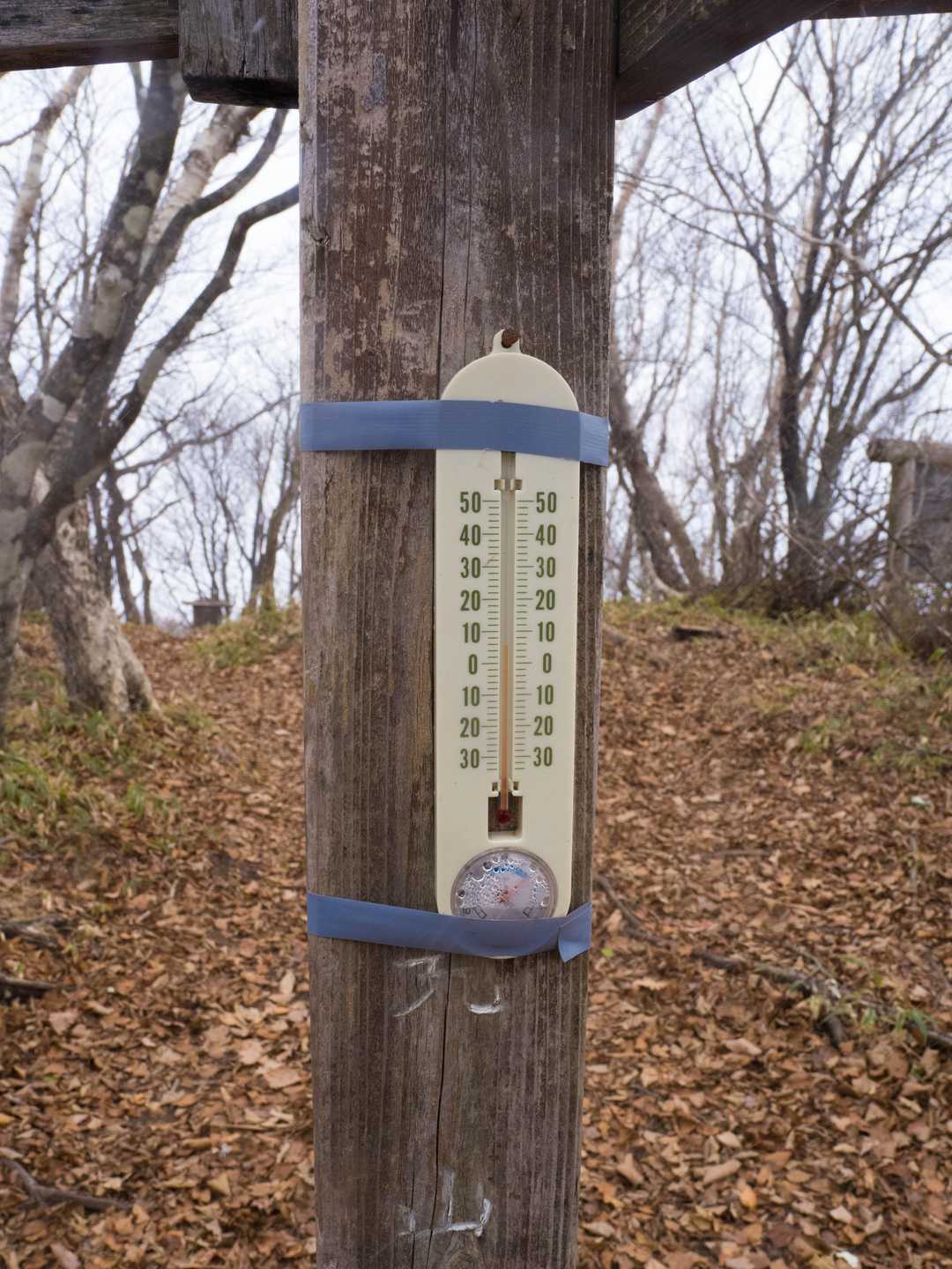 山頂到着。温度計は6℃。