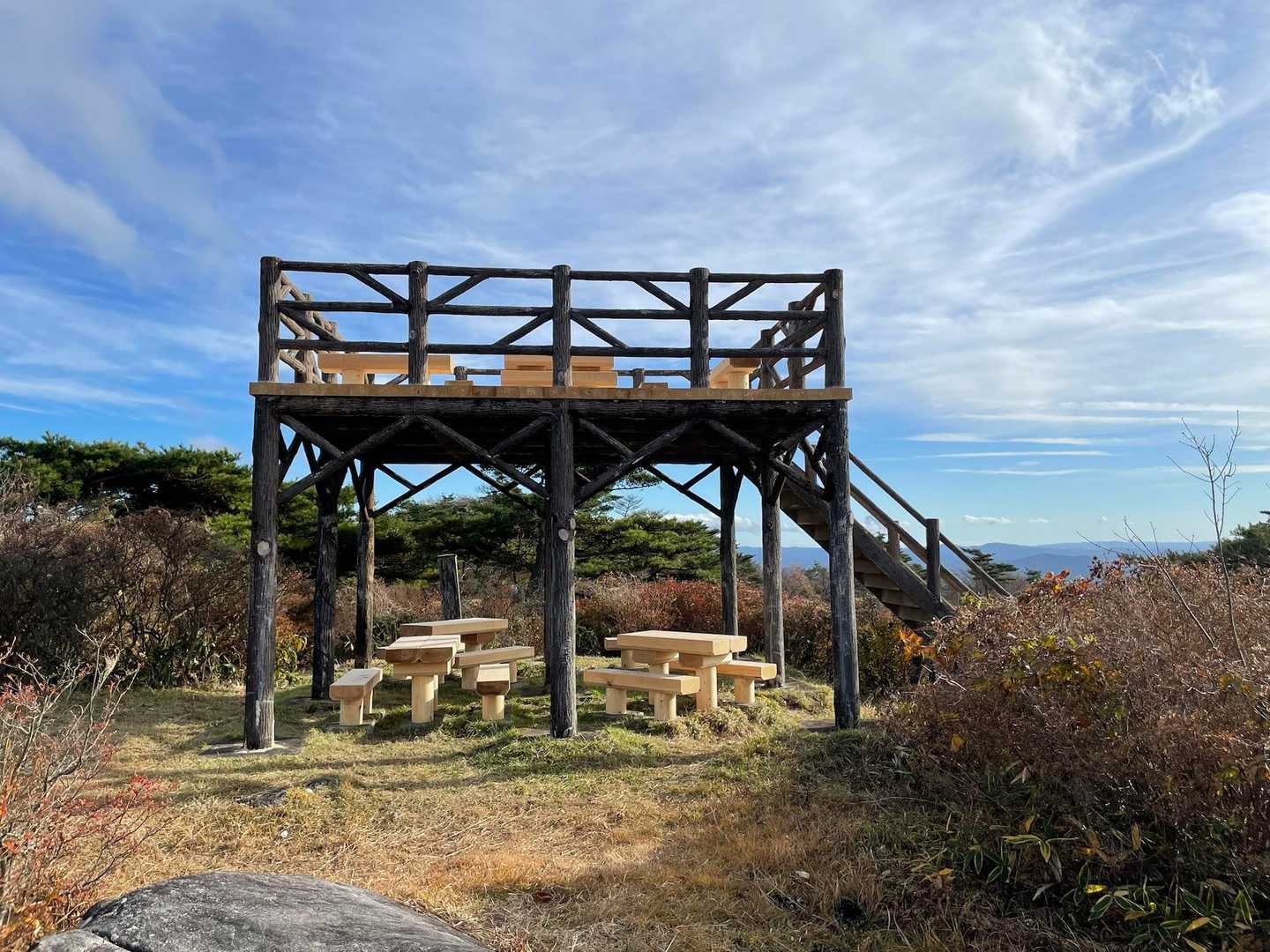 山頂の展望台　ベンチが新しくなっています