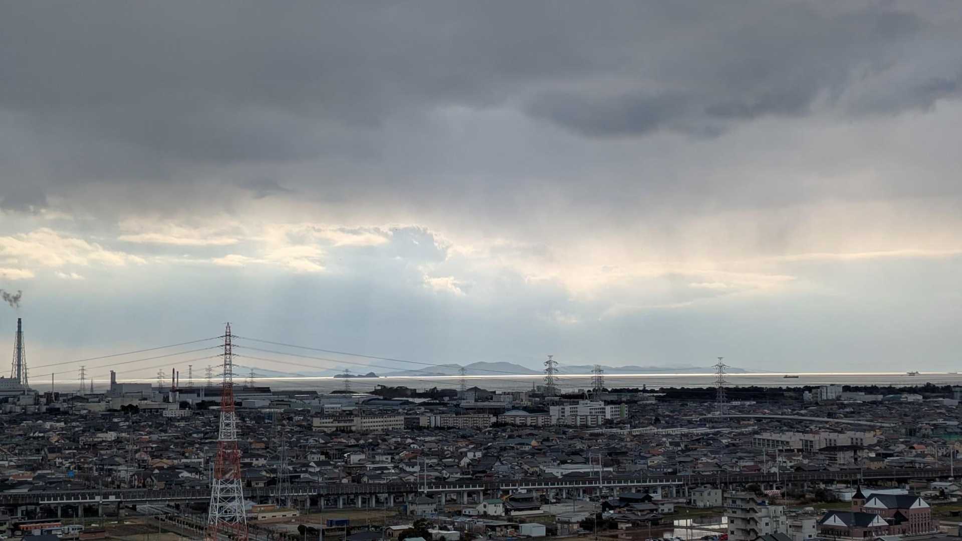 遠くで海が光ってる✨✨