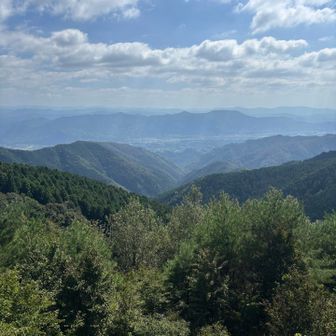 正面に見える少し尖った山が、11月に登った龍門山