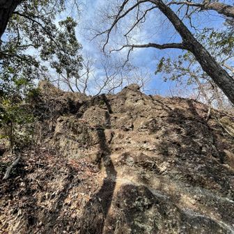 鎖はないけど岩は所々削られていて歩きやすくなってます。
岩も乾いていれば滑りません。