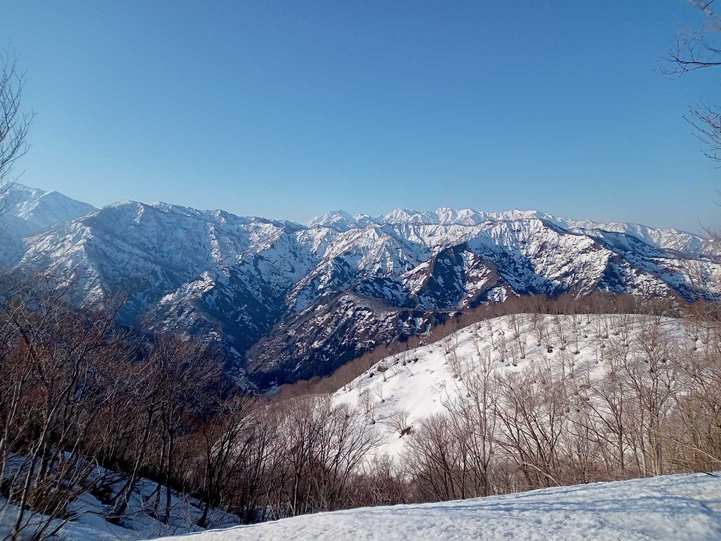 鍋倉山山頂に到着しました。標識は無いのか、もしくは雪の中みたいでした。鍋倉山頂からの眺望。剱岳、立山方面。