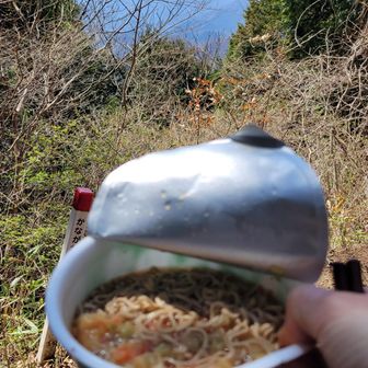 軽く腹ごしらえに、またまた緑のたぬきと菓子パン😅
正面に蛭ヶ岳かな？