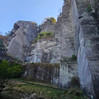 ラピュタみたいな岩壁の岩舞台