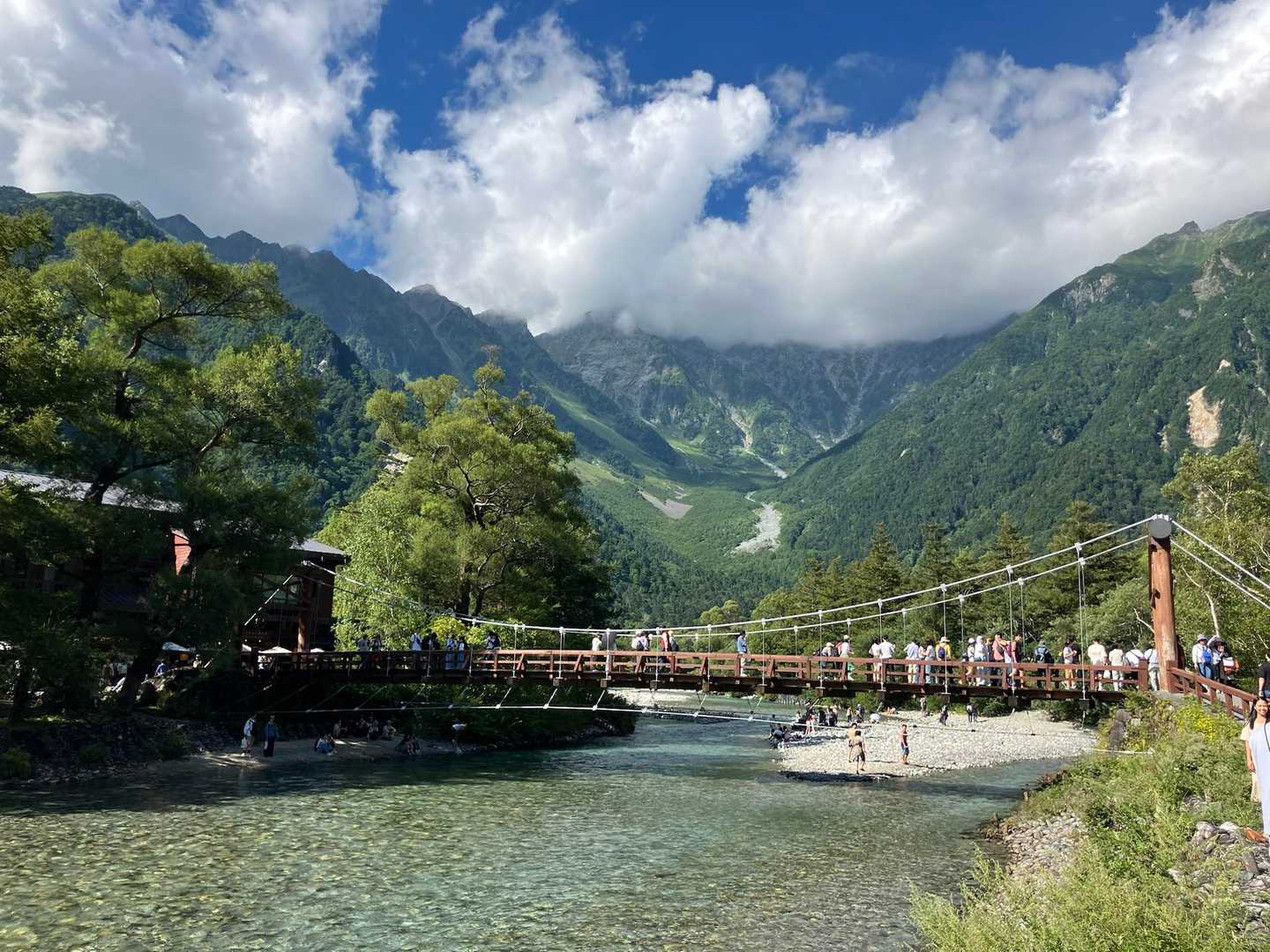 河童橋。梓川の先に穂高岳が聳え立つ絶景。とてと賑わっていました。