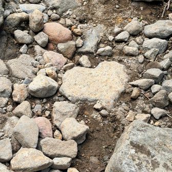 ハート石❤️
終わってしまうのが寂しくなるくらい、めちゃくちゃ楽しかったグループ登山⛰️
「はじめまして✨」の方々が多く緊張MAXでドキドキしまくり！！でしたが（嘘じゃありません😅）時間が経つと「前からの知り合い？」って言うくらい打ち解けることができました。
私に気を遣ってくださった皆さんに心から感謝いたします🙇‍♀️🙇‍♀️🙇‍♀️✨
最高の景色✨最高のメンバー、最高の山時間でした💕
本当に、本当にありがとうございました⸜(๑⃙⃘'ᵕ'๑⃙⃘)⸝⋆︎*