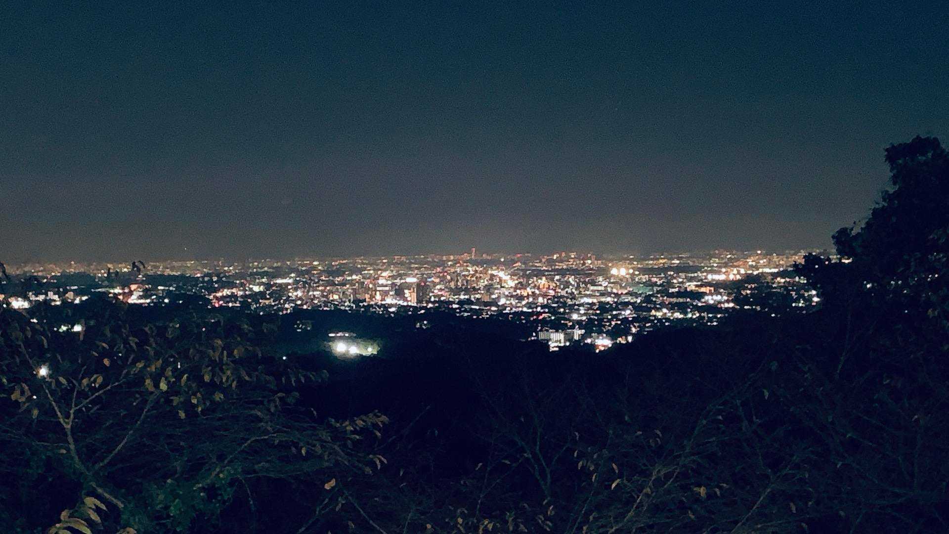 霞台
この先は真っ暗な登山道をひたすら下山です。
今日は仕事帰りでヘッドライトや救急セットは持っていたけど、熊鈴を忘れた事をチョッピリ反省。