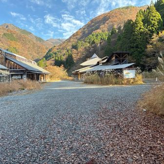 久連子古代の里。ススキが茂っていた。施設は使われてないようだがトイレは綺麗な水洗トイレで自動販売機も一台あった。
