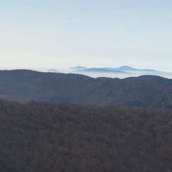 歩きたくなる稜線とその先に雲海から顔を出すお山😃