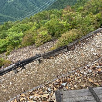 山頂手前の木道壊れてる…雪崩の影響？
