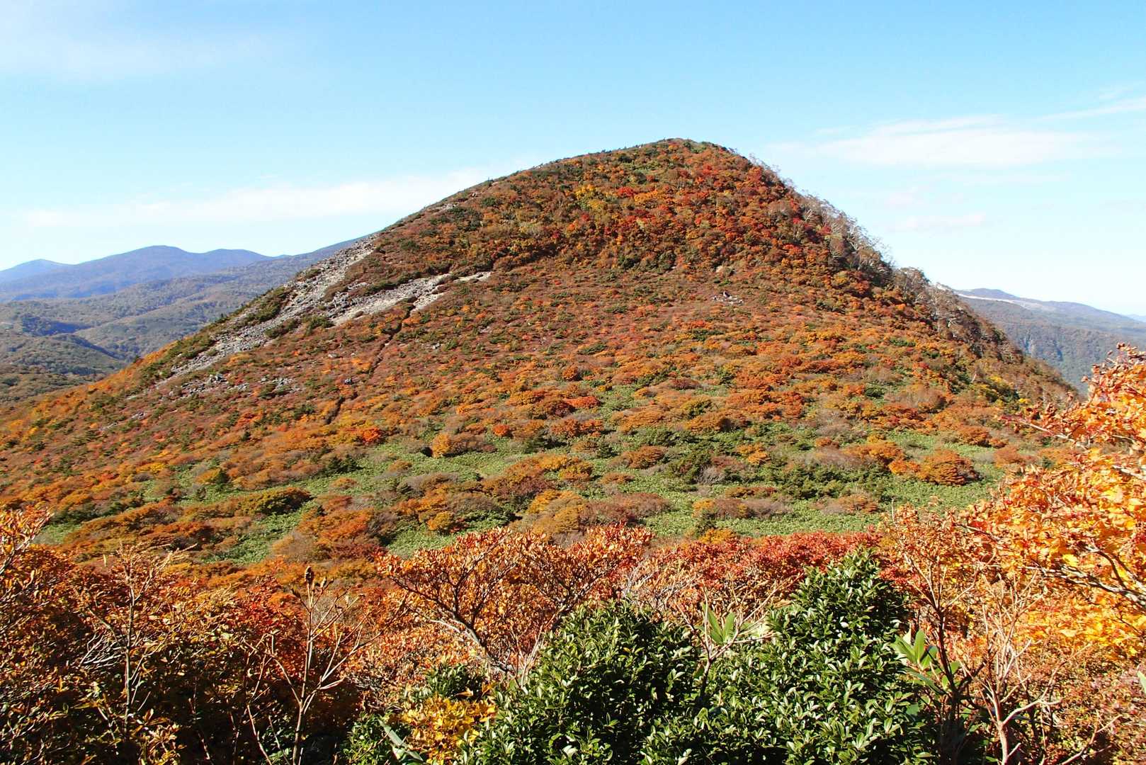 鬼面山を登り返します　何度みても見事な紅葉だなぁ