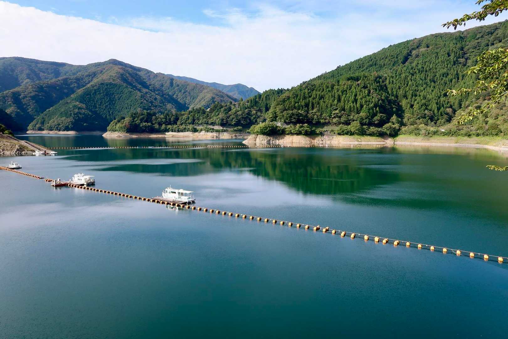 奥多摩湖の無料駐車場に車を停めてスタート