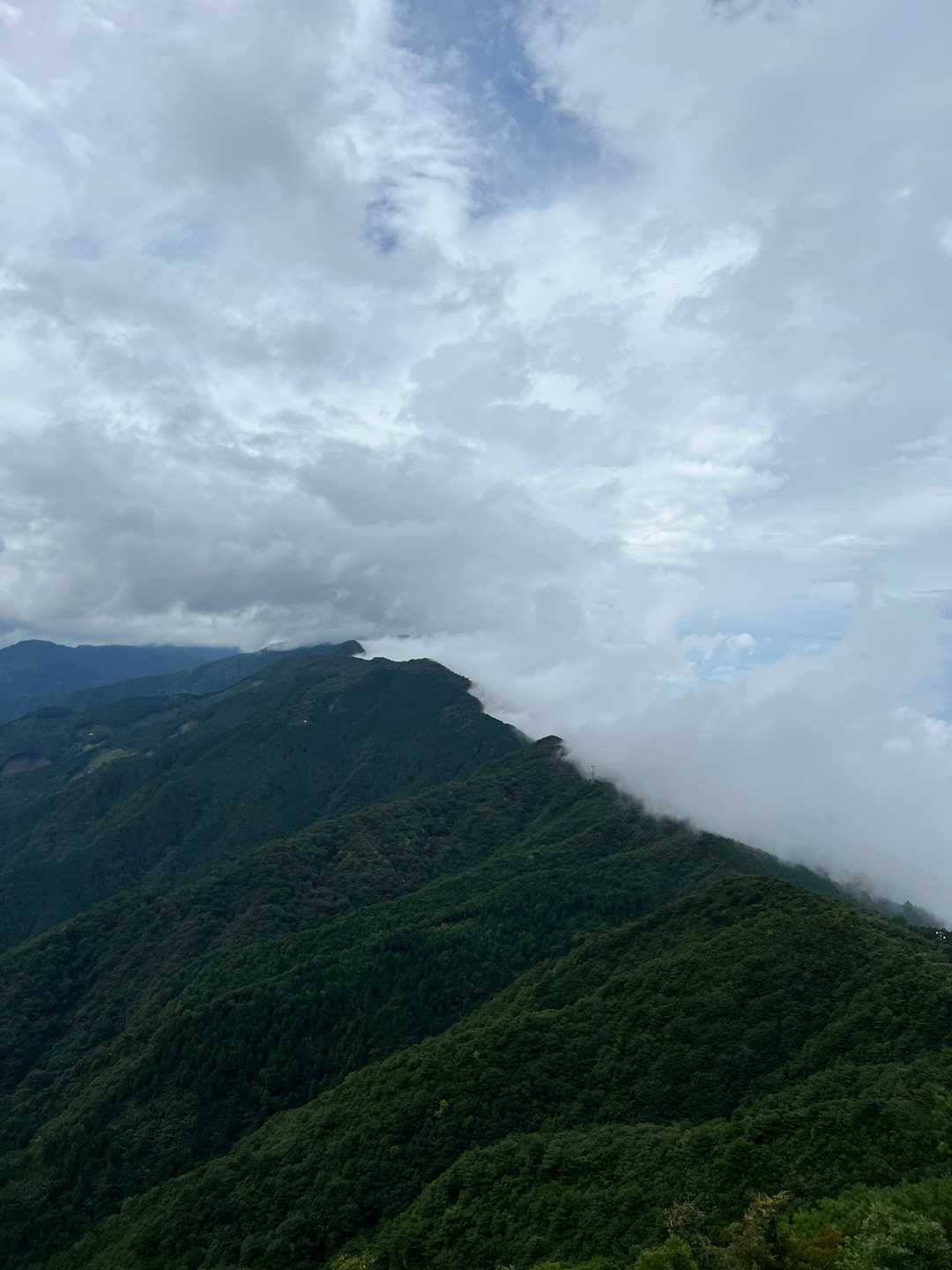 展望台から見た稜線をなかなか超えられない雲☁️☁️☁️

ハーフ&ハーフ⁉︎
