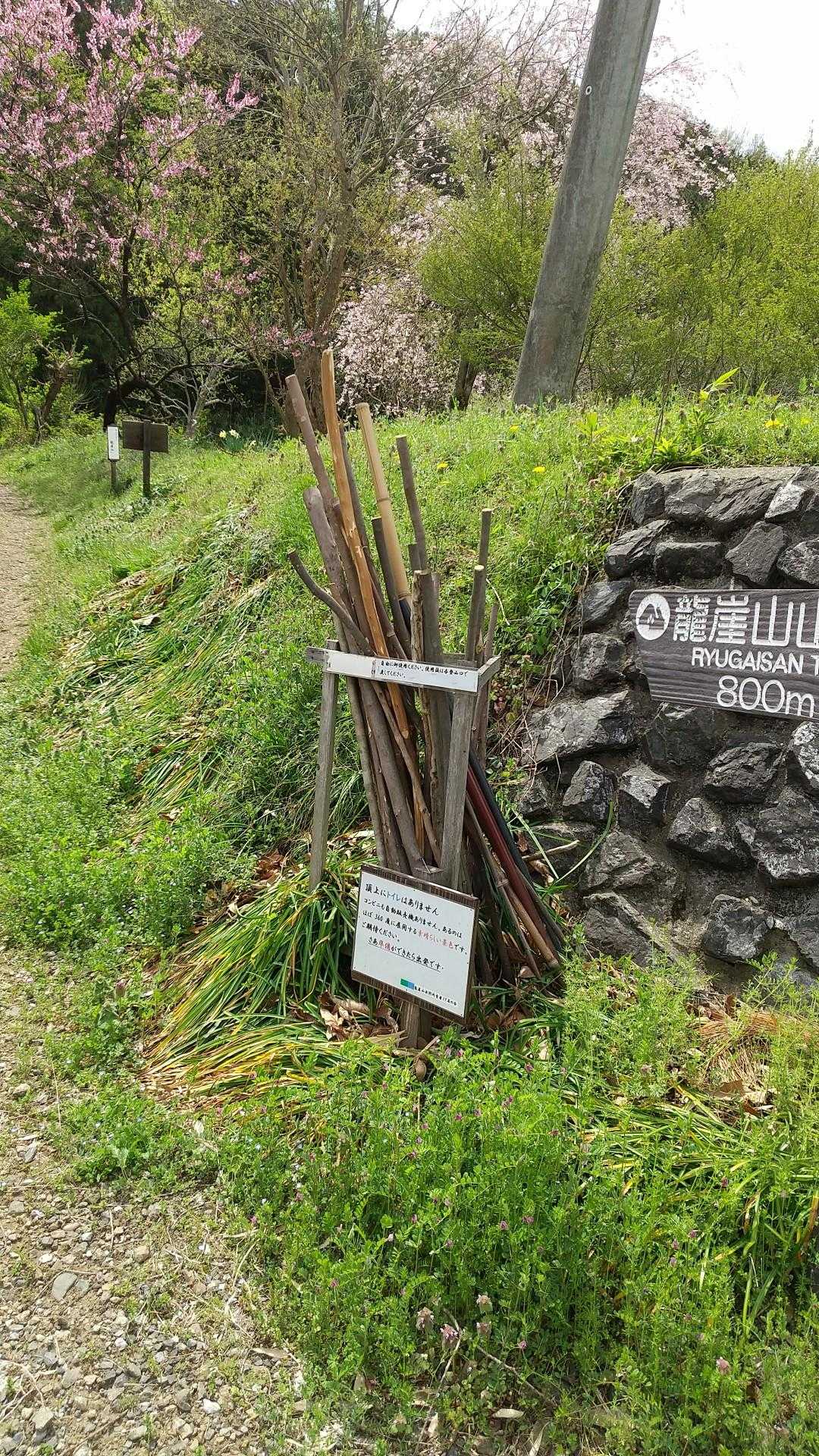国道に下りて来ました！
民家の裏の細い道が国道側の登り口みたい！😁😜👍✌️