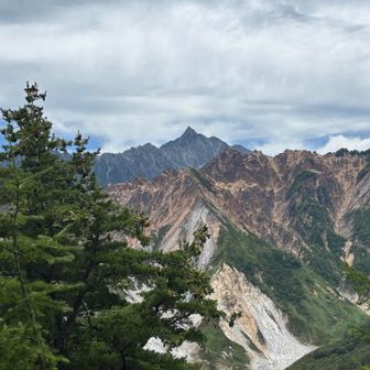 遠くに槍ヶ岳