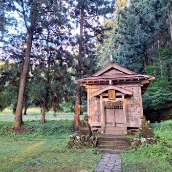 夕日が差し込む鳥坂神社