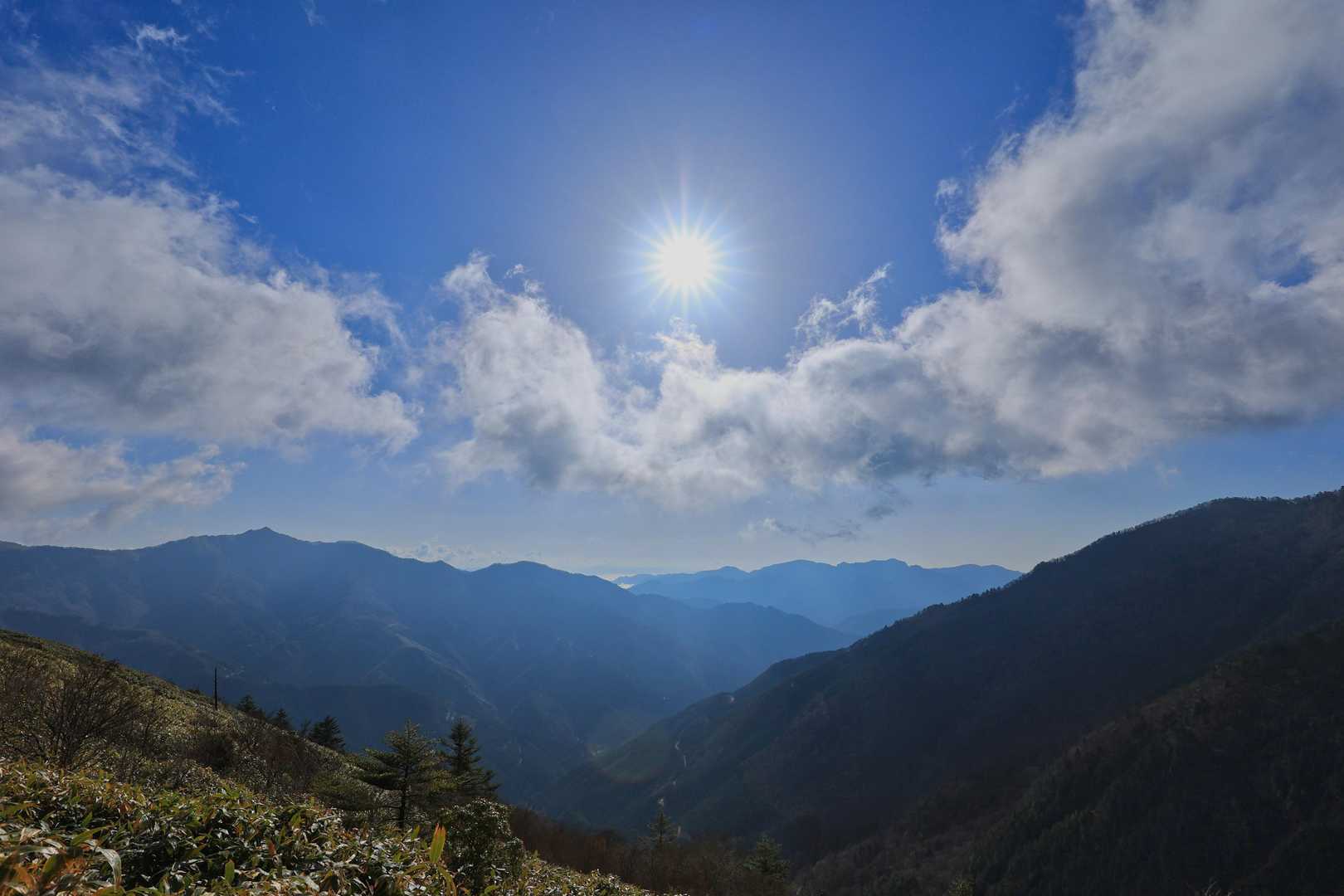 桑瀬峠付近で徐々に晴れてきました。
稜線に出ると北風が強い🍃