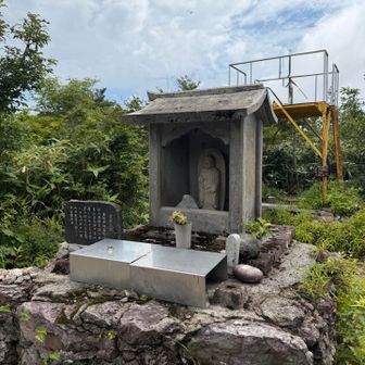 白兀山の山頂にはお地蔵さんが安置された祠がありました。