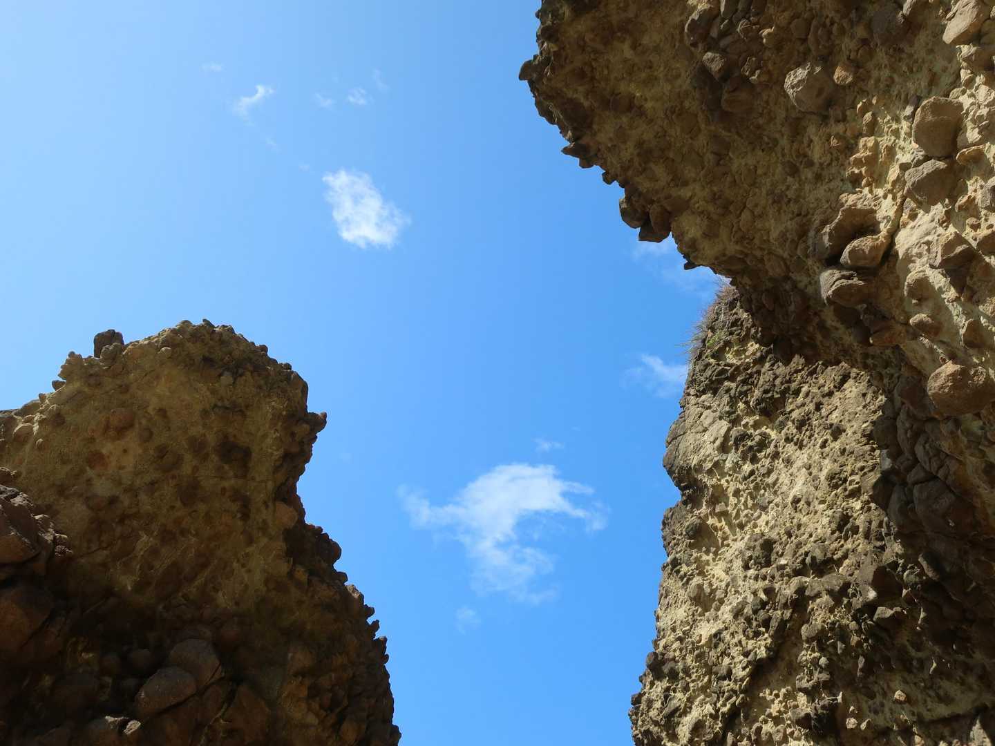 そびえ立つ岩