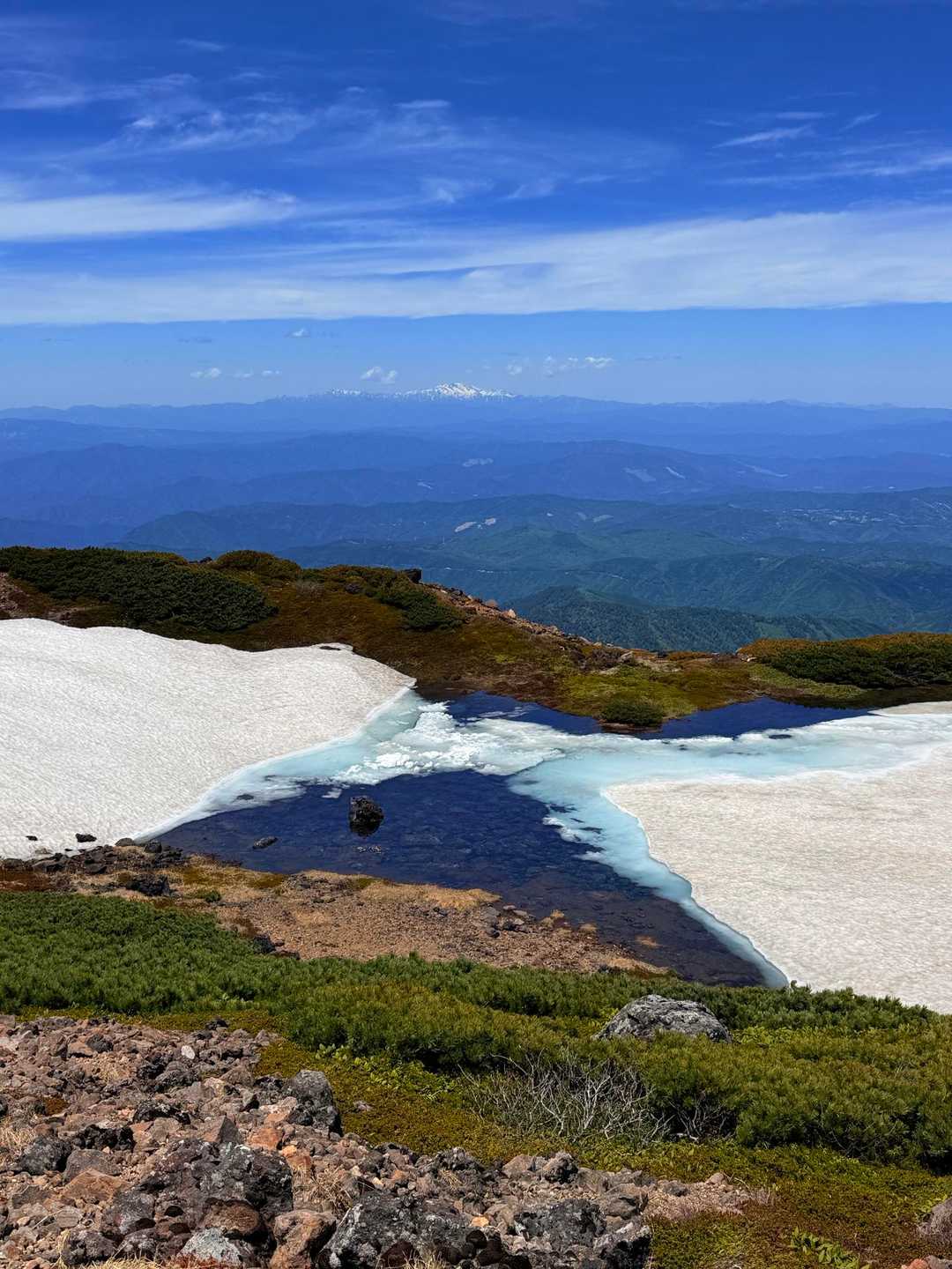五の池のコバルトブルー💙が際立つ。遠方には白山🏔️