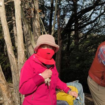 風で顔が引きつりそうです。
奥の手を使って覆面で顔を覆います。
じっとしていられません。
さぁ歩かないと冷えてきます。