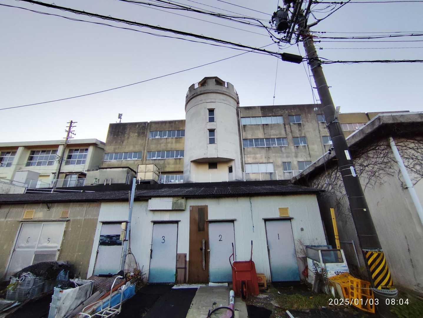 珍しい　学校に灯台があります