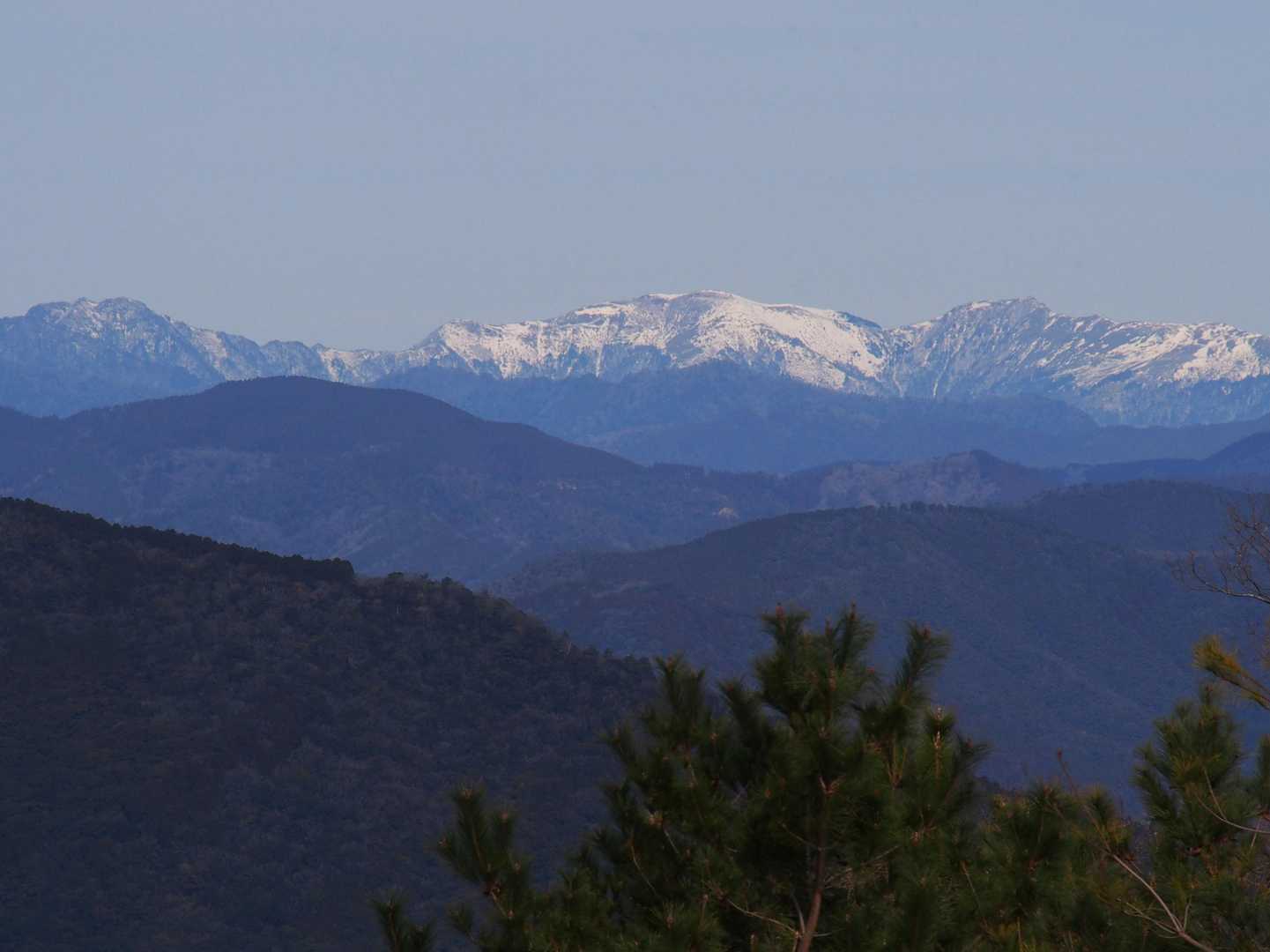寒風山、笹ヶ峰、チチ山（左から）