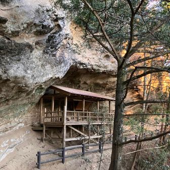 崖造りのなかなか雰囲気のあるお堂