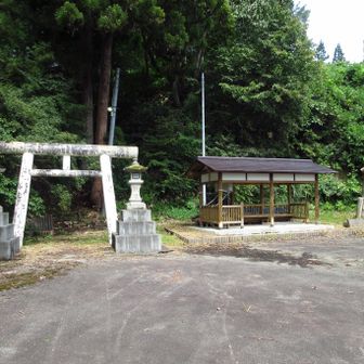 旧国道へと入り、石段下。この先、南進する道はもう車は通れず、東北自然歩道では毒沢まで行くようになっているが無理。
東屋右手にその案内板があるが、かなり傷んでいた。
石段を登って地蔵堂山門