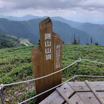 なんとか山頂👣距離は大したことないですが、登りがきつかった。撤退して正解。