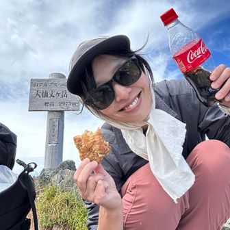 うひゃー！山賊焼の塩気が染みる〜✨✨コーラが進むくん🤩
