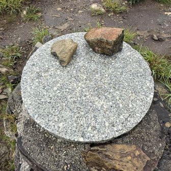 うっすら彫ってある。