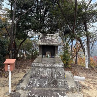 竜王山直下はロープとかあって少し大変だった。
嫁さんの顔は常に嫌そうな感じ😱
ここでお昼ご飯🍚
カレーメシにローソン唐揚げをブチ込んだらめちゃくちゃうまい😋
