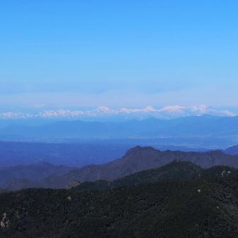 北信の山もうっすらと
左から戸隠山～高妻山、飯縄山～黒姫山、焼山～火打山～妙高山