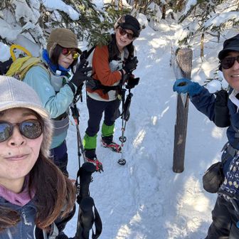 最後の山頂　雨池山到着😆三ツ岳1峰から急登を下ってくる！！ここからまでくれば　あとは楽だね👍