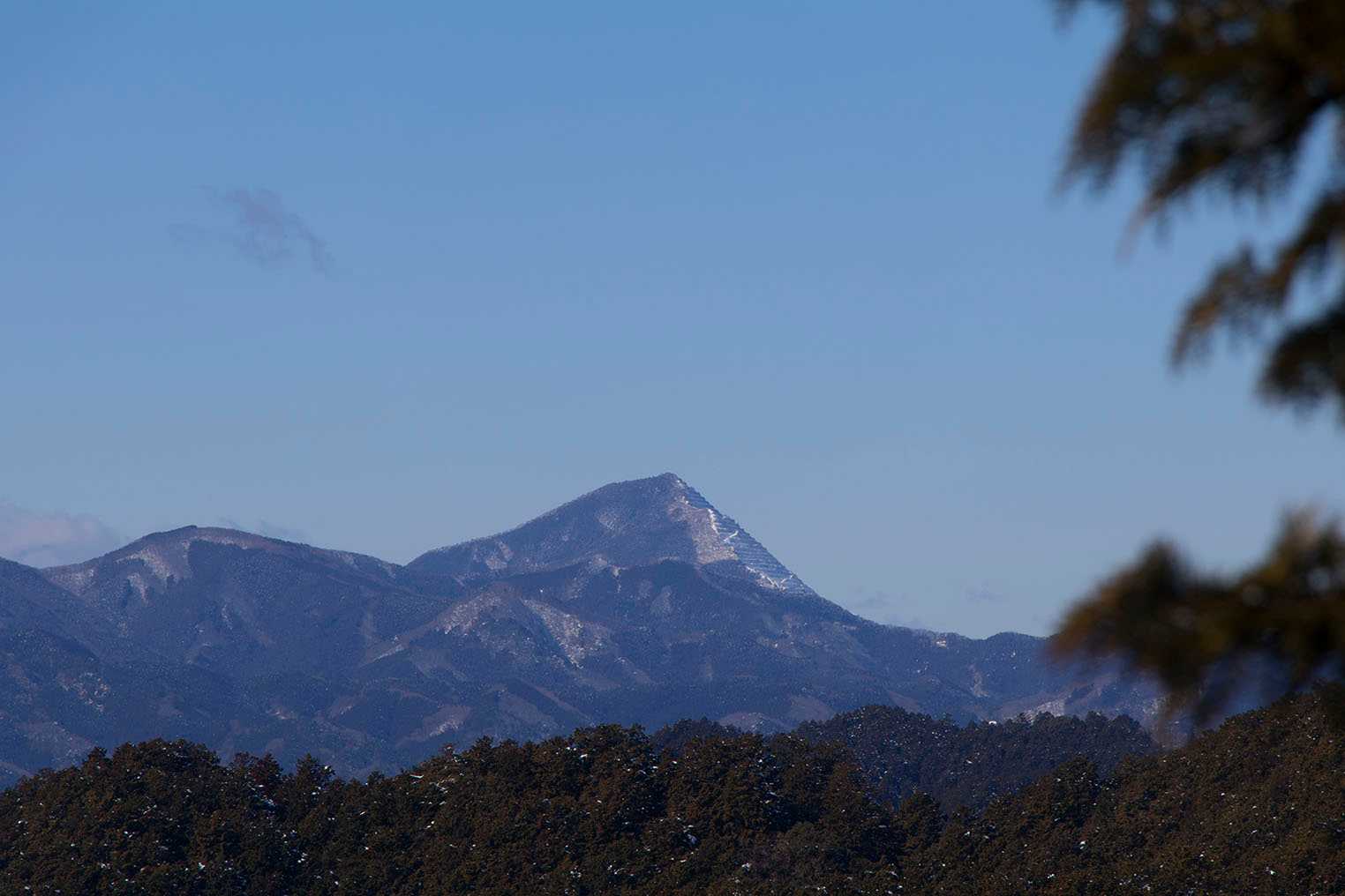武甲山、あまり積雪は無いように見えますね。