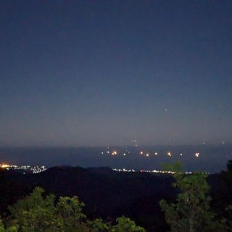 新宮方面と熊野灘方面の夜景🌃
日中晴れていれば山頂からの絶景間違いなし💯良い山だと思いました😃