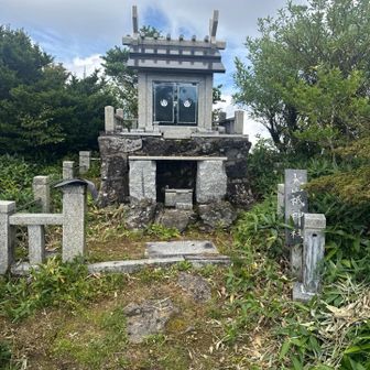 お参りの最後はここ。行き止まりっぽいけど、やぶ漕ぎで筒上山山頂へ行ける。