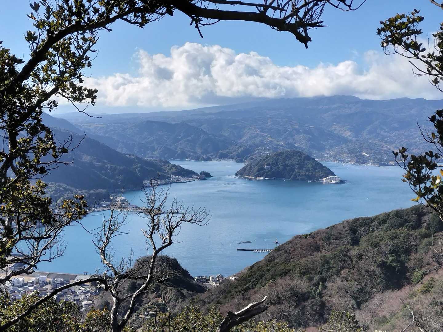 鷲頭山を過ぎた辺りからの眺め。見えている島はあわしまマリンパークでお馴染みの淡島。