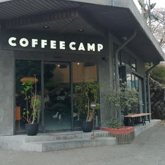 強羅のCOFFEE CAMPに到着。
中は混雑してました。
コーヒー☕️600円。