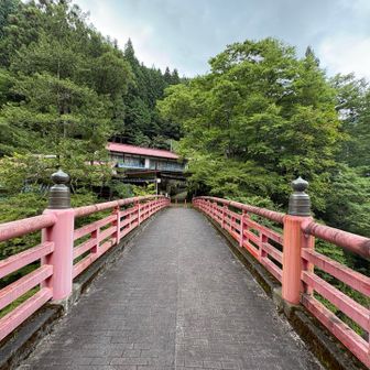 先ほどと同じ橋を渡り、現世へと戻っていく。

すでに夕刻。
廃屋となった料理屋の窓に、うっすらと何かの影がよぎった気がする……。

……急いで渡り切ってしまおう。
どうにも、日が暮れるとマズい気がしてきた。