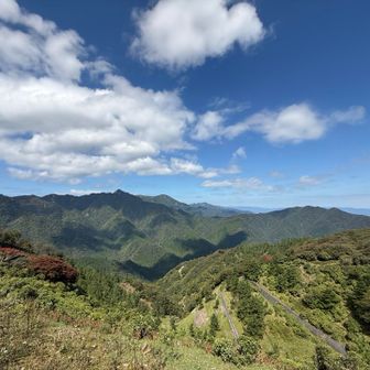 北の頭から鎌が岳や御在所岳方面を見る。