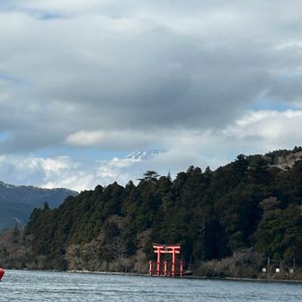 鳥居の向こうに富士山どーんのはずが、雲の切れ間から山肌チラ見え