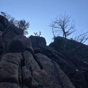 もうすぐ女体山山頂。最後のクサリ場‥と思ったらほぼ垂直！！ほんとに皆さんここ登るの！？ウソでしょ！と思いつつ10m位登って、やっぱダメ。怖すぎるしソロだから何かあったら‥山頂行かない！ムリ！諦める！断念！と思っていたら‥