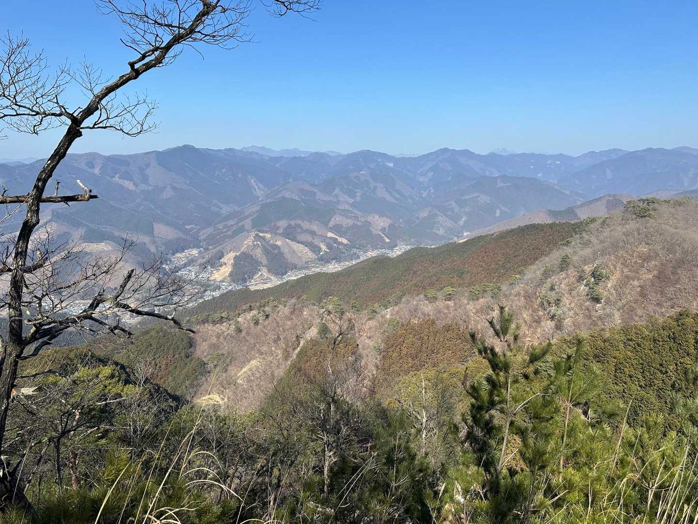 奥には皇海山と男体山が見えます👍、なぜか日光白根山が見えん