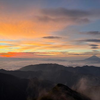 富士山と朝焼けの空
