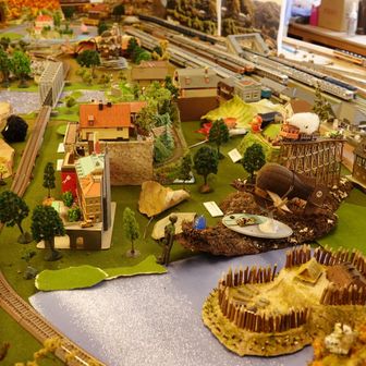 駅から定光寺に向かう途中にこんな展示が！