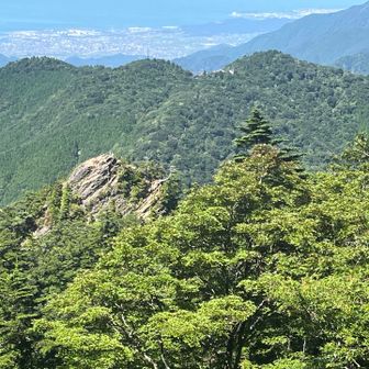 途中遠くにすごい岩が見えると思ったら、あそこが試しの鎖だった。
