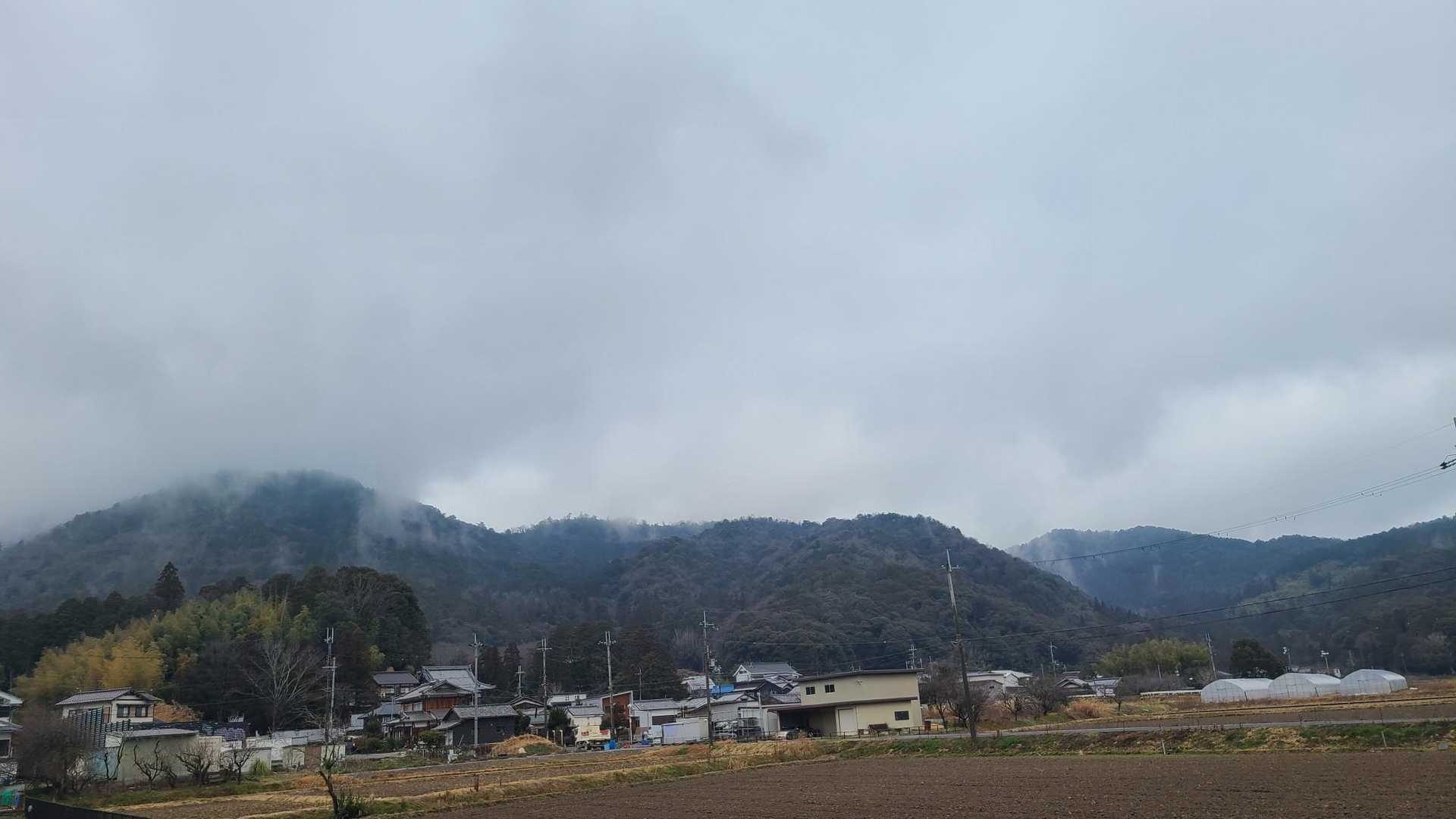 山には雲がかかってます